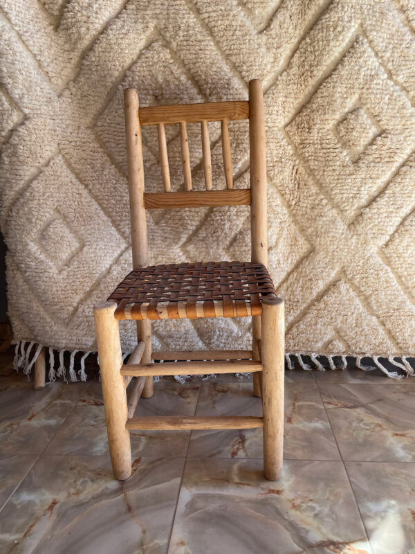 Moroccan chair in laurel wood with leather seat