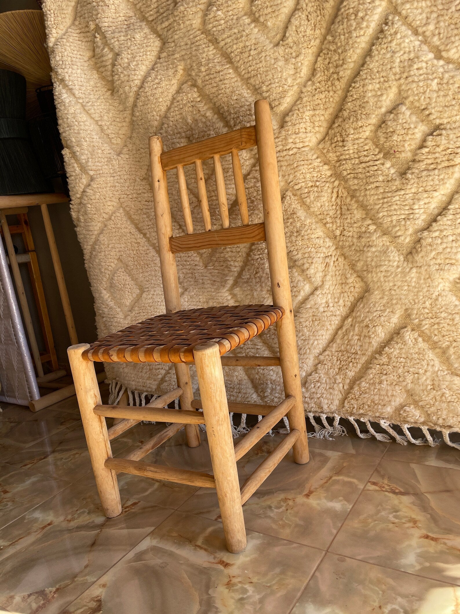 Moroccan chair in laurel wood with leather seat