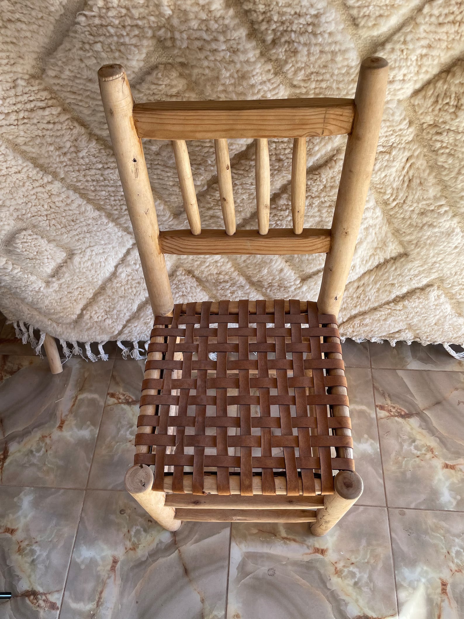 Moroccan chair in laurel wood with leather seat